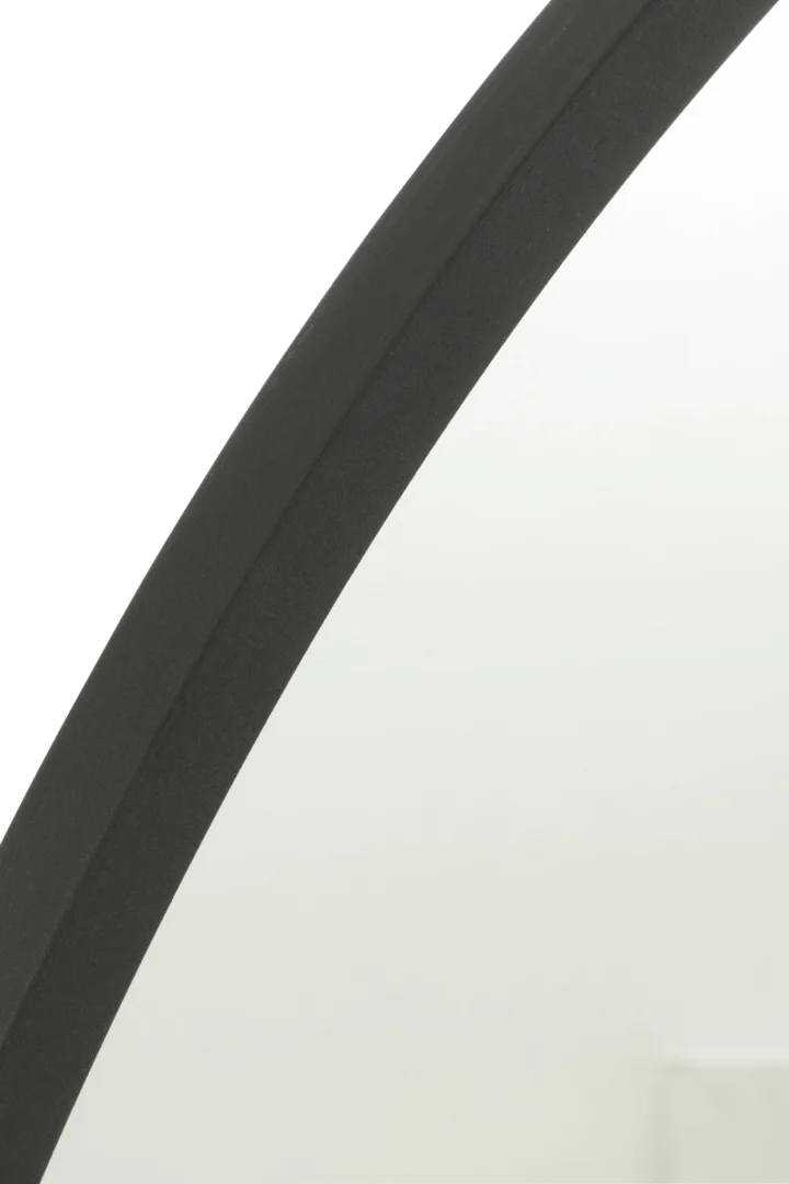 Close-up van het zwarte, gebogen frame van de Mirror Round Matt Black Medium tegen een lichtgrijze achtergrond.