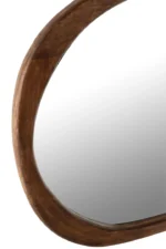 Close-up van de Mirror Irregular Mango Wood Dark Brown Large, met een asymmetrisch gebogen frame met zichtbare natuurlijke houtnerf en een gladde afwerking. De spiegel reflecteert een lichtverloop.