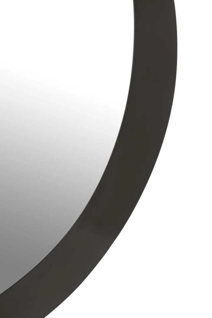 Close-up van de rand van de Wandspiegel Rond Metaal/Glas Zwart Large, met de gladde zwarte lijst en een glimp van het reflecterende oppervlak en de buitenste rand.