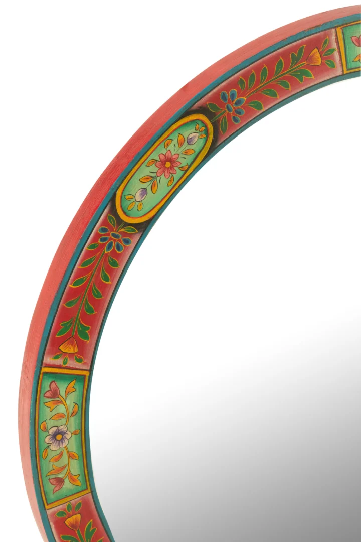 Een close-up van de Mirror Round Frame Mumbai Mdf Mix toont de ronde houten lijst geschilderd in rood, groen en geel met levendige bloem- en bladmotieven. Slechts een deel van de spiegel en de lijst is zichtbaar.