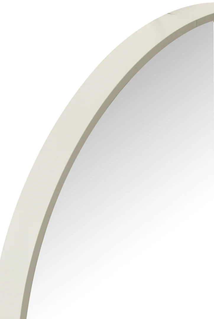 Close-up van het rechter bovengedeelte van de Mirror Round Glass/Metal White Large, met een dikke gebroken witte lijst. De spiegel weerspiegelt een eenvoudige, zacht verlopende achtergrond.