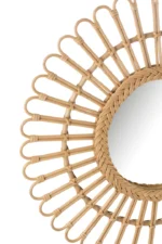 Een close-up van de Mirror Ellen Round Rattan Natural Small, met een decoratief sunburst frame met geluste, ingewikkelde patronen van lichtgekleurd geweven rotan.