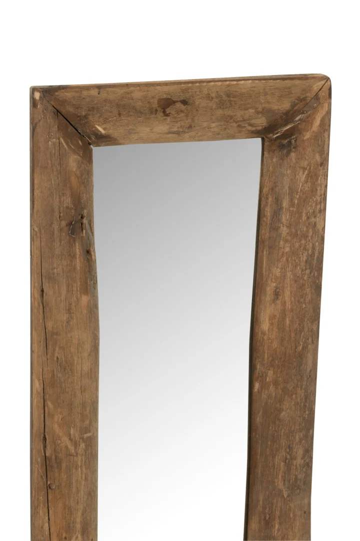 Een close-up van de Wall Mirror Rectangle Wood Brown Small toont de rustieke houten lijst met een natuurlijke, verweerde textuur en zichtbare nerf, tegen een witte achtergrond.
