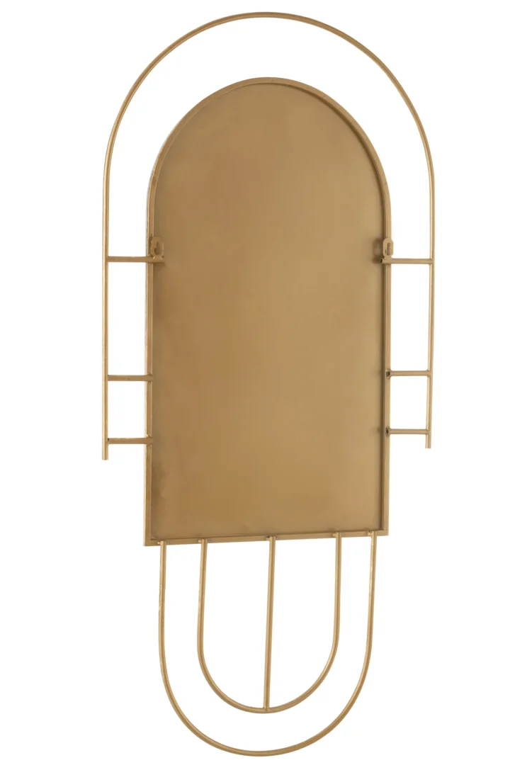De Mirror Ines Metal Gold is een decoratief wandmeubel met een rechthoekig goudkleurig metalen paneel met een gewelfde bovenkant, omlijst door geometrische goudkleurige staven en vormen voor een abstract, modern ontwerp.