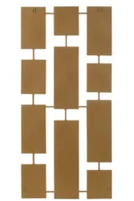 Mirrors 11Parts Metal Gold is een geometrische muurschildering met een symmetrisch ontwerp van rechthoekige en vierkante panelen van goudkleurig metaal die met elkaar verbonden zijn door dunne staven.