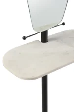 Een close-up van de Mirror+Plank Wall Marble/Iron/Glass White/Black wastafel met een strak wit marmeren blad, zwarte ijzeren steunen en een rechthoekige glazen spiegel met zwarte accenten.