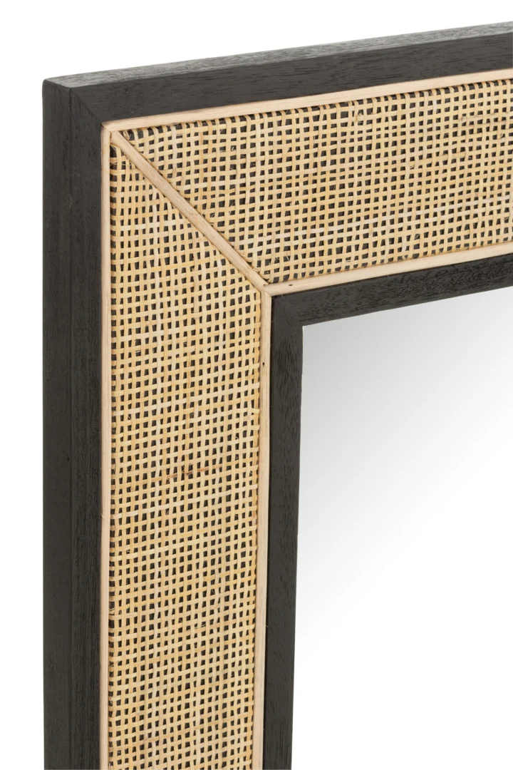 Close-up van de hoek van Mirror Molly Exotic Wood / Black Rattan Small, met het contrast tussen het donkere houten frame en het geweven accent van zwart rotan.