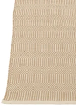 Het Vloerkleed Ibiza Outdoor Polyester Naturel/Wit Klein is een beige en wit geweven vloerkleed met een geometrisch ruit- en zeshoekpatroon, afgewerkte randen en zichtbare textuurdetails op een effen ondergrond.