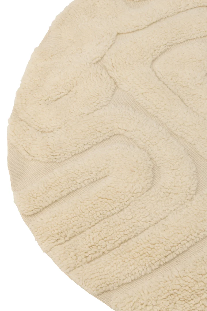 Close-up van het Vloerkleed Abstracte Lijnen Rond Wol Ecru, een rond crèmekleurig vloerkleed met verhoogde, golvende geometrische patronen.