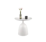 De Mirrors and More Bijzettafel MONA is een moderne witte ronde tafel met een gebogen onderstel, afgebeeld met een glazen vaas met roze bloemen en een klein zwart kopje erop.