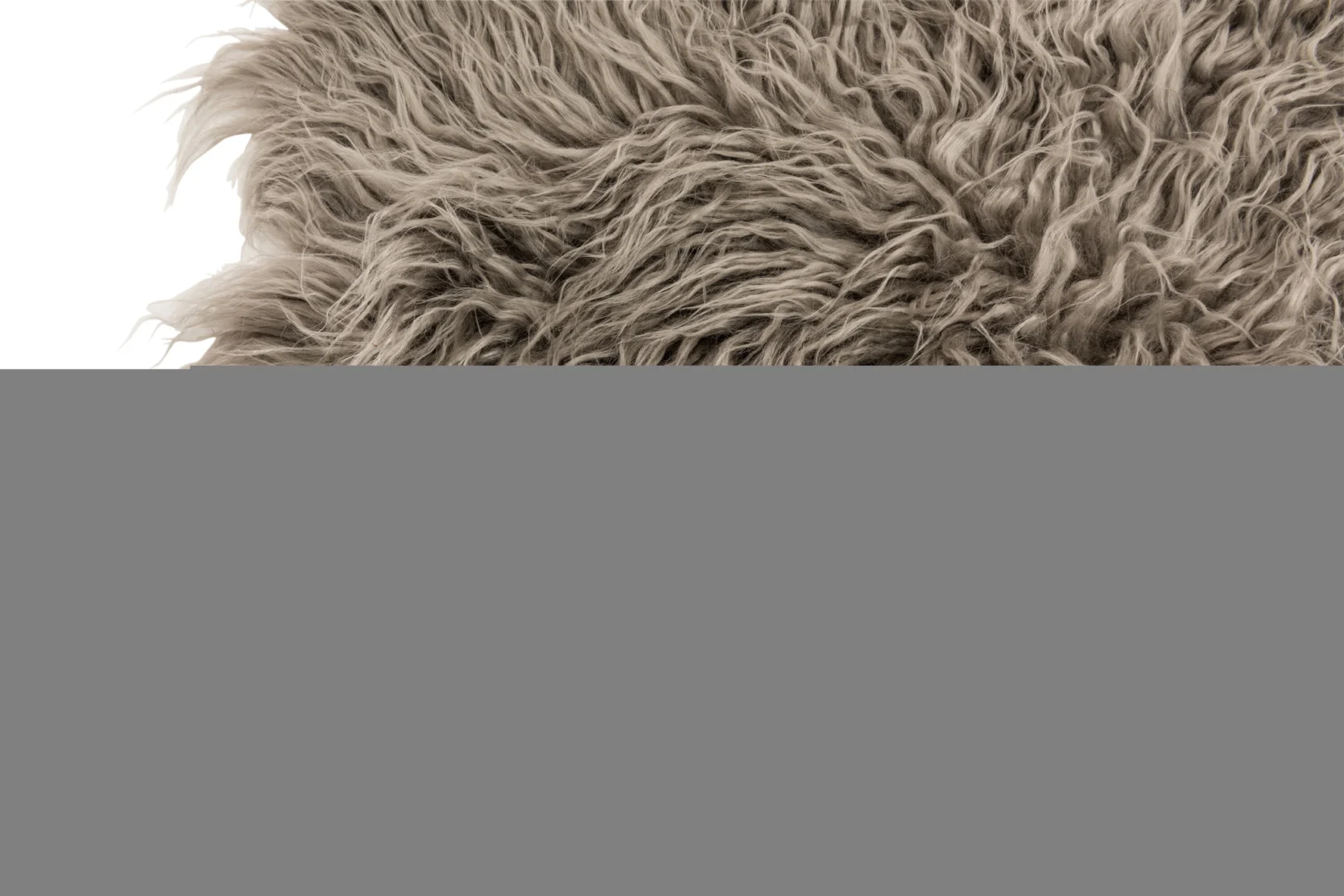 Een close-up van Vloerkleed Langharig Acryl Grijs, een ruig lichtgrijs vloerkleed van imitatiebont met lange, golvende vezels, tegen een witte achtergrond. De onderste helft van de afbeelding is voorzien van een effen grijs blok.
