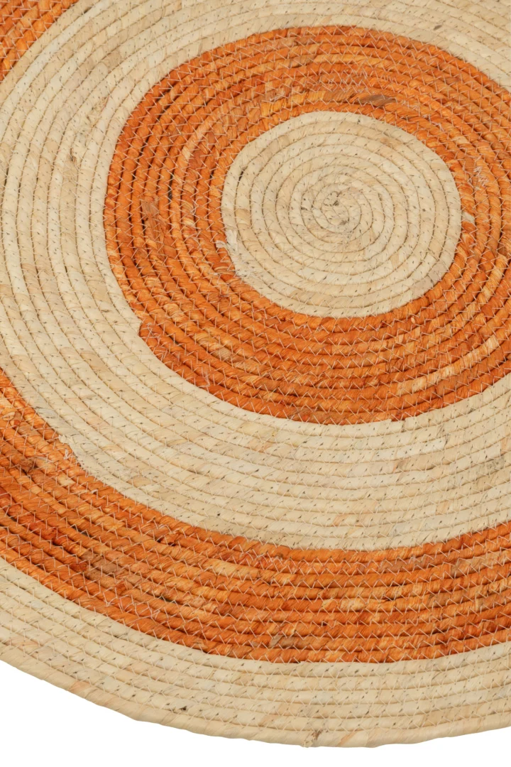 Een close-up van de Vloerkleed Rond Cirkels Maïsschil Oranje/Rood Medium (Set van 2), die het geweven stro-design laat zien met natuurlijke beige en oranje concentrische cirkels en een gestructureerd, licht oneffen patroon.