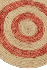 Een close-up van Vloerkleed Rond Cirkels Maïsschil Oranje/Rood Klein (Set van 2), met het spiraalvormige patroon in natuurlijke beige en levendige oranjerode tinten.
