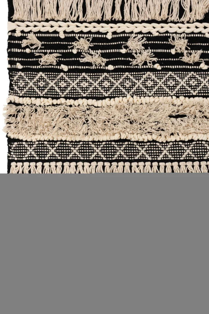 Vloerkleed Monochroom Katoen Zwart/Wit Groot is een zwart-wit geweven vloerkleed met geometrische patronen, geborduurde details, gestructureerde franjes en kwastjes voor een tactiele, decoratieve afwerking.