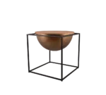 De Mirrors and More Bijzettafel CELLI heeft een ronde, koperkleurige schaal in een zwart, open metalen kubusframe voor een moderne, geometrische accenttafel of decoratief stuk.