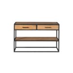 De Sidetable Denver heeft een zwart metalen frame, twee mangohouten lades met zwarte handgrepen en twee open houten planken, afgebeeld tegen een witte achtergrond.