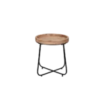 De Mirrors and More Bijzettafel JETTE is een rond houten dienbladtafeltje met een lichtbruin blad en zwart metalen gekruiste poten, van voren gezien tegen een witte achtergrond.