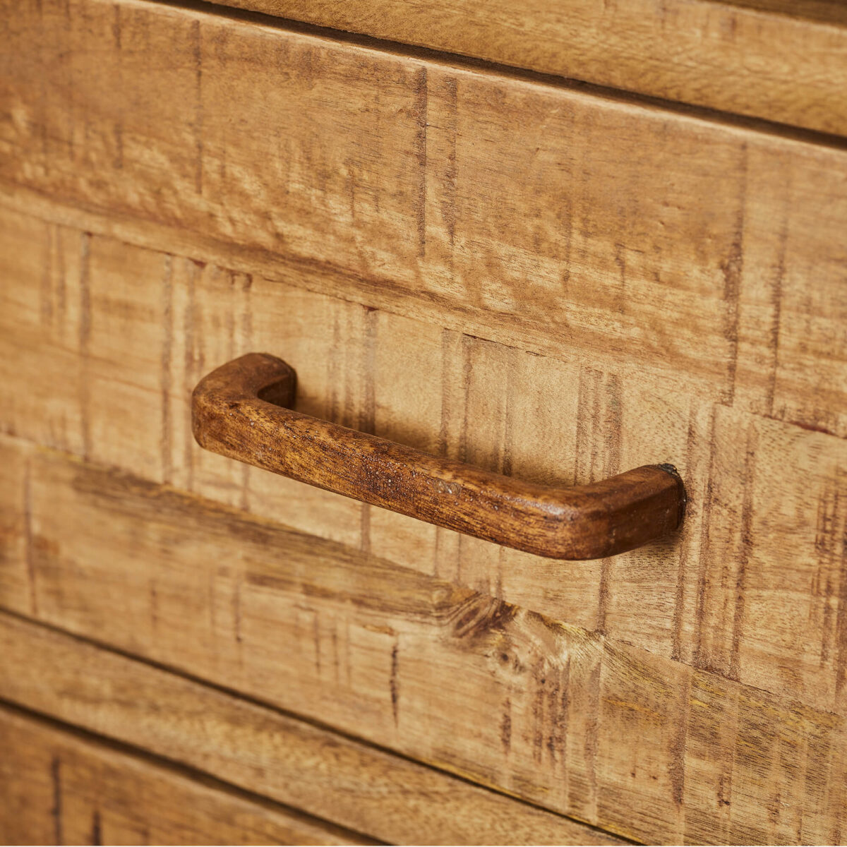 Een close-up van de Dressoir Omaha 220 cm toont het horizontale houten handvat en de natuurlijke nerf en textuur van het lichtbruine hout.