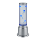 De REALITY Tafellamp JELLY is een hoge, cilindervormige lamp met een zilveren voet en bovenkant, gevuld met water en verlicht in blauw, met drie kunstkwallen die erin drijven.