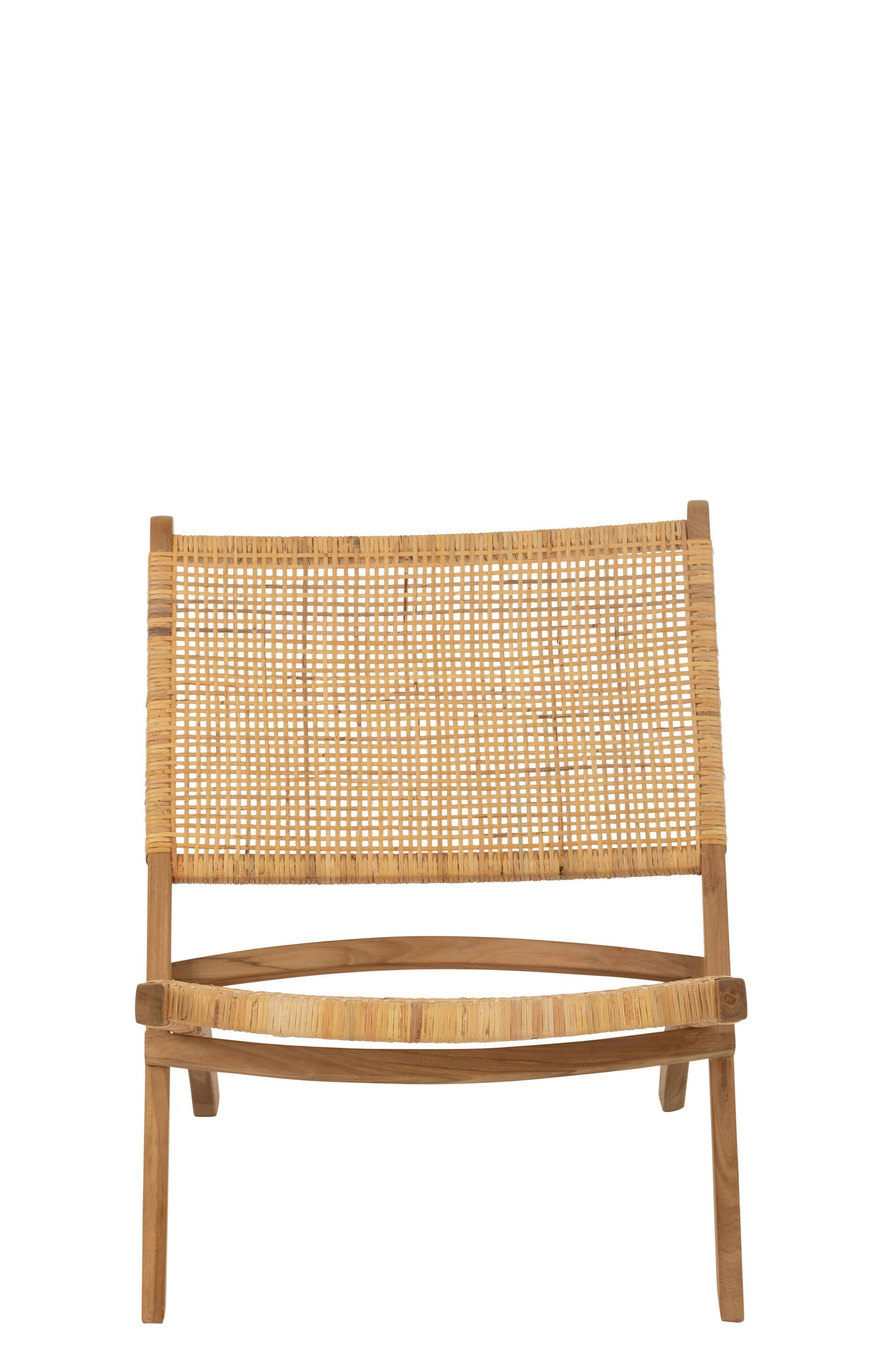 De Inklapbare Stoel Rotan/Teak Natuurlijk is een houten loungestoel met een gevlochten rotan zitting en rugleuning, met een minimalistisch ontwerp, schuine poten en zonder armleuningen, van voren gezien tegen een witte achtergrond.