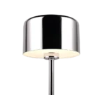 De REALITY Tafellamp JEFF is een moderne chromen vloerlamp met een cilindrische metalen lampenkap en rechte stang, afgebeeld verlicht tegen een witte achtergrond.