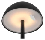 Close-up van de zwarte onderkant van de REALITY Tafellamp RICARDO met een matwitte diffuser die warm licht uitstraalt. Een klein USB-symbool is zichtbaar op een doorschijnend lipje aan de binnenkant van de lamp.