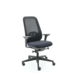 De Workliving Nora Mesh Zwart Regain - BureaustoelErgonomisch Design NEN1335 is een zwarte ergonomische bureaustoel met rugleuning van netweave, zitting met kussens, verstelbare armleuningen en een verrijdbaar kruisvoet op een witte achtergrond.