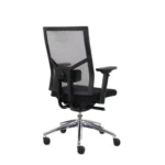 De Workliving Zuidas Mesh bureaustoel heeft een ergonomisch ontwerp (N)EN 1335, een zwarte netrugleuning, verstelbare armleuningen, gevoerde zitting en een verchroomd onderstel met vijf wielen; schuin van achteren afgebeeld.
