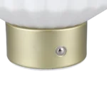 Close-up van de basis van de REALITY Tafellamp LORD, met een metallic gouden cilindervormig gedeelte met een kleine ronde zilveren knop en een wit bovengedeelte.