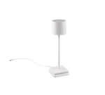 De Reality Tafellamp Fernandez is een moderne witte tafellamp met een cilindrische kap, slanke steel en vierkante voet met een netsnoer en stekker. De lamp wordt afgebeeld tegen een witte achtergrond.