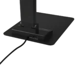 Een close-up van de TRIO Tafellamp TRAVIS basis toont een USB-poort met een kabel erin gestoken. Het label "5V == 2.1A max" is zichtbaar naast de poort op het platte, rechthoekige platform.