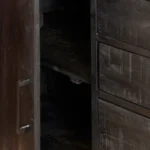 Een close-up van de Dressoir Denver Black 165 cm, gemaakt van mangohout en staal, toont de donkere metalen kast met een open deur die een lege binnenplank onthult, een rechthoekig handvat en gesloten laden aan de rechterkant.