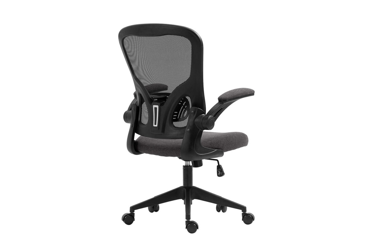 De Bureaustoel 'Marcos' Mesh Zwart/Grijs (1c) is een zwarte ergonomische bureaustoel met armleuningen, rugleuning van netstof, gevoerde zitting, onderstel met vijf wieltjes en in hoogte verstelbare hendel, van achteren gezien in een hoek.