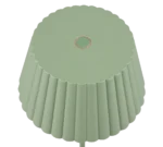 De Reality Tafellamp SUAREZ is een pastelgroene, geplooide cilindervormige lamp met een geschulpte bovenrand en een kleine rode cirkel in het midden van de platte bovenkant.