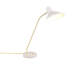 De TRIO Tafellamp Traveller is een moderne witte bureaulamp met een goudkleurige schuine hals, ronde witte voet en geel netsnoer. De lamp straalt een zacht licht uit de conische kap wanneer deze wordt ingeschakeld.