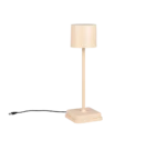 De Reality Tafellamp Fernandez heeft een beige tafellamp met vierkante voet, slanke verticale steel, ronde lampenkap en zwart netsnoer dat naar links uitsteekt, tegen een witte achtergrond.