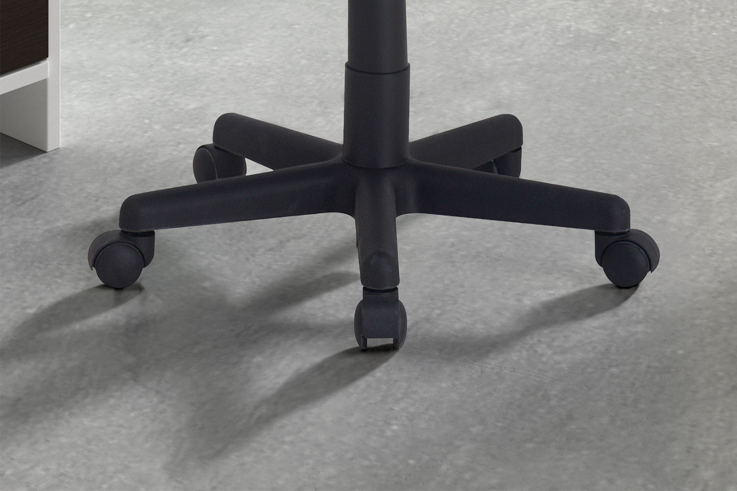 Bureaustoel 'Hippa' Mesh Zwart (1c) met een zwarte voet met vijf poten en wieltjes op een lichtgrijze, gladde vloer.