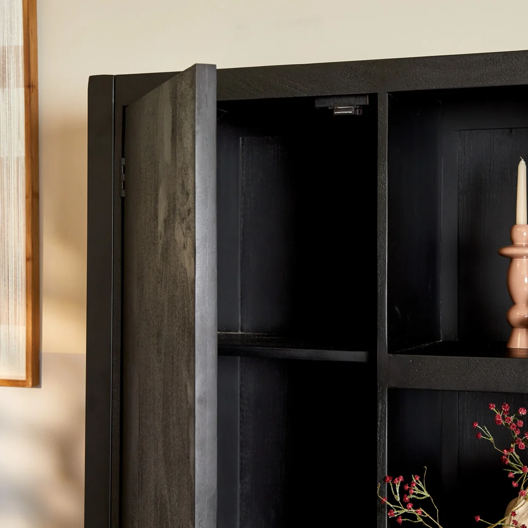 Close-up van de Reality Tafellamp Vento, een moderne witte lamp met een klein venster dat het interieur onthult, met drie aanraakgevoelige knoppen met pictogrammen voor voeding, "M" en ventilator.