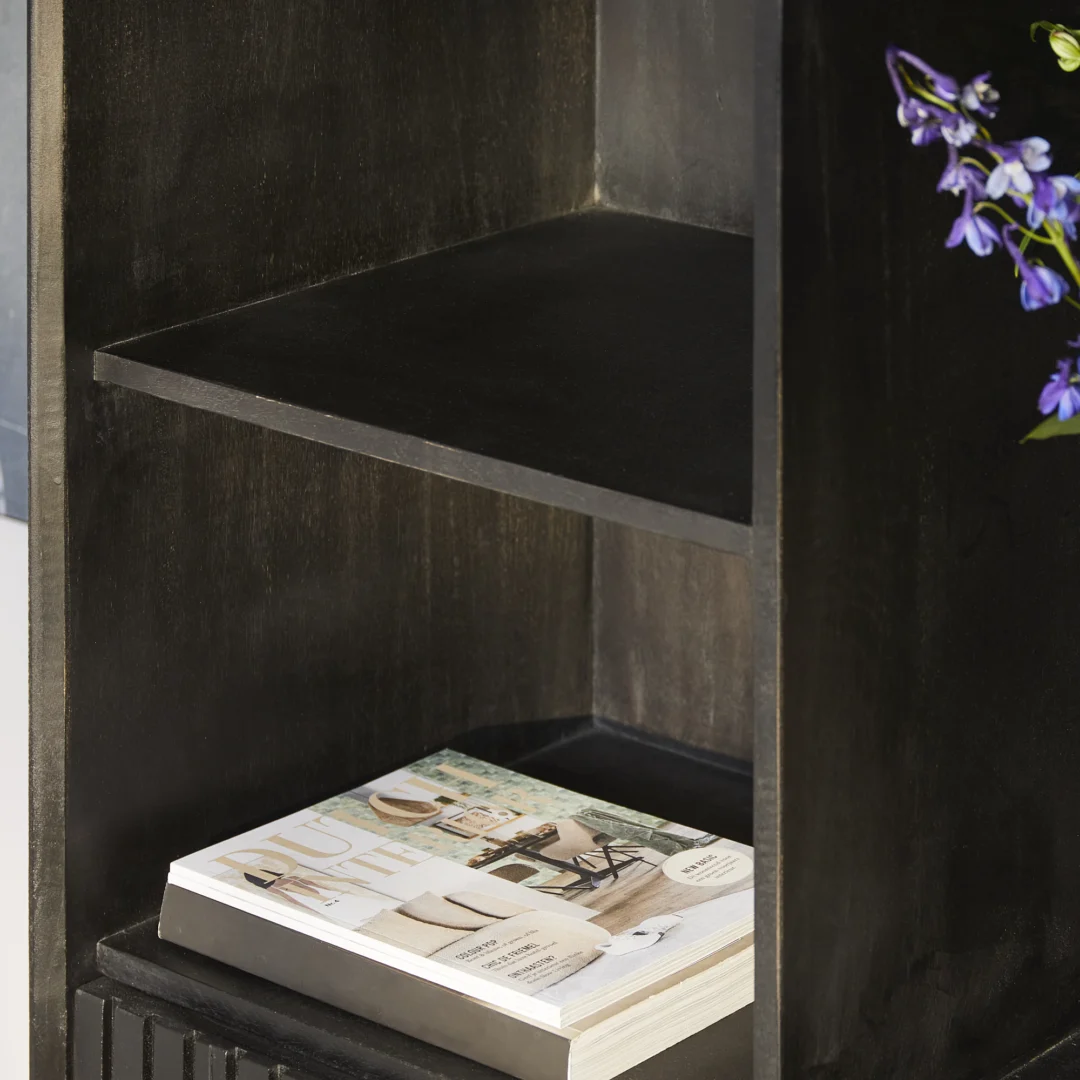 De REALITY Tafellamp LENNON is een matte, lichtgroene paddestoelvormige lamp met een ronde bovenkant, cilindrische voet en een klein logo in het midden bovenaan.