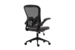 De Bureaustoel 'Marcos' Mesh Zwart/Grijs (1c) is een zwarte ergonomische bureaustoel met armleuningen, rugleuning van netstof, gevoerde zitting, onderstel met vijf wieltjes en in hoogte verstelbare hendel, van achteren gezien in een hoek.