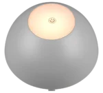 De REALITY Tafellamp RICARDO is een ronde, gladde, lichtgrijze lamp met een gloeiende gele ronde aanraakgevoelige aan/uit-knop met een aan/uit-symbool in het midden bovenop.