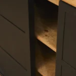 Close-up van de Nashville Vitrinekast | 200 cm met donkere deuren gedeeltelijk open, met zichtbare houten planken binnenin die de houtnerf en textuur benadrukken.