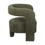 De Fauteuil Numi - Vintage Groen is een moderne accentstoel met olijfgroene bekleding, een kenmerkende gebogen rugleuning die uitloopt in een armleuning en wordt ondersteund door drie stevige poten.
