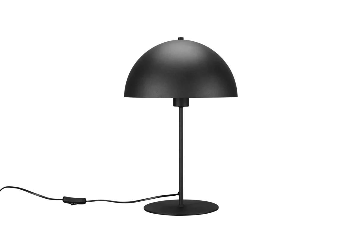 De TRIO Nola tafellamp is een moderne zwarte tafellamp met een koepelvormige kap, slanke steel en ronde voet met een zichtbaar zwart netsnoer en inline schakelaar, afgebeeld tegen een effen witte achtergrond.