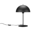 De TRIO Nola tafellamp is een moderne zwarte tafellamp met een koepelvormige kap, slanke steel en ronde voet met een zichtbaar zwart netsnoer en inline schakelaar, afgebeeld tegen een effen witte achtergrond.