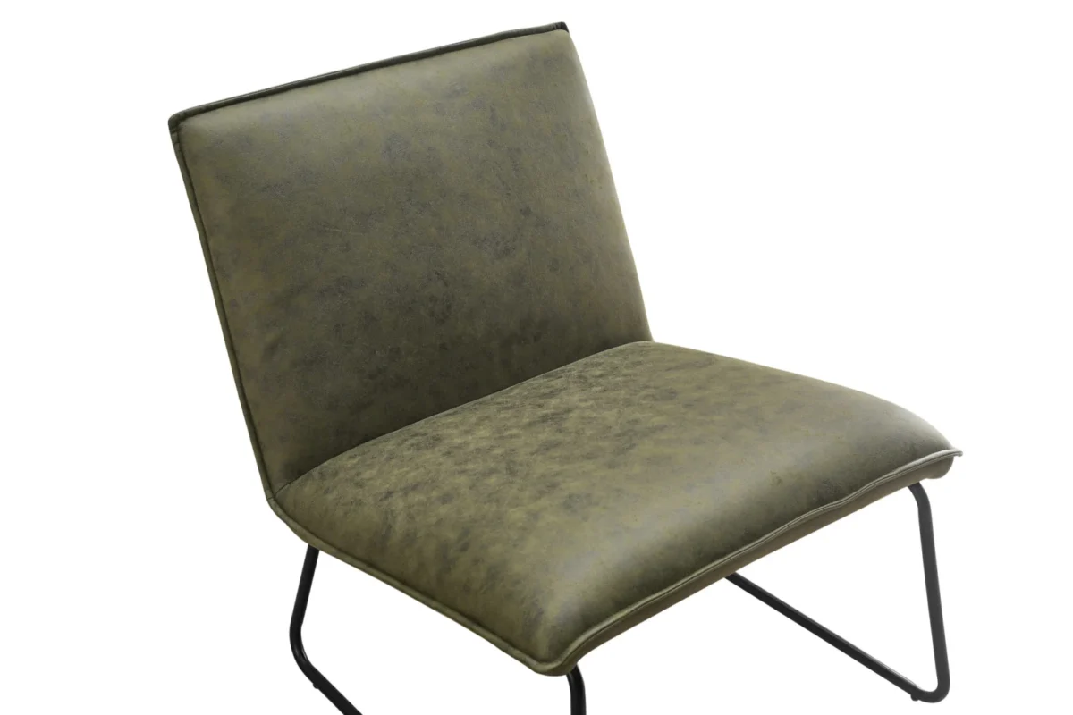 De Fauteuil James heeft een microleder bekleding in groen en slanke zwarte metalen poten, getoond vanuit een hoek die de zitting en rugleuning benadrukt.