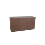 De Dressoir Brussel Walnut | 150 cm is een rechthoekig houten dressoir met een gladde donkerbruine afwerking en drie effen kastdeurtjes, afgebeeld tegen een witte achtergrond.
