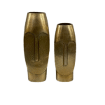 De Vaas Liv - Antiek goud | Large is een goudmetalen vaas met een abstract, minimalistisch gezichtsontwerp, met langwerpige ovale vormen en eenvoudige gelaatstrekken, weergegeven tegen een witte achtergrond.