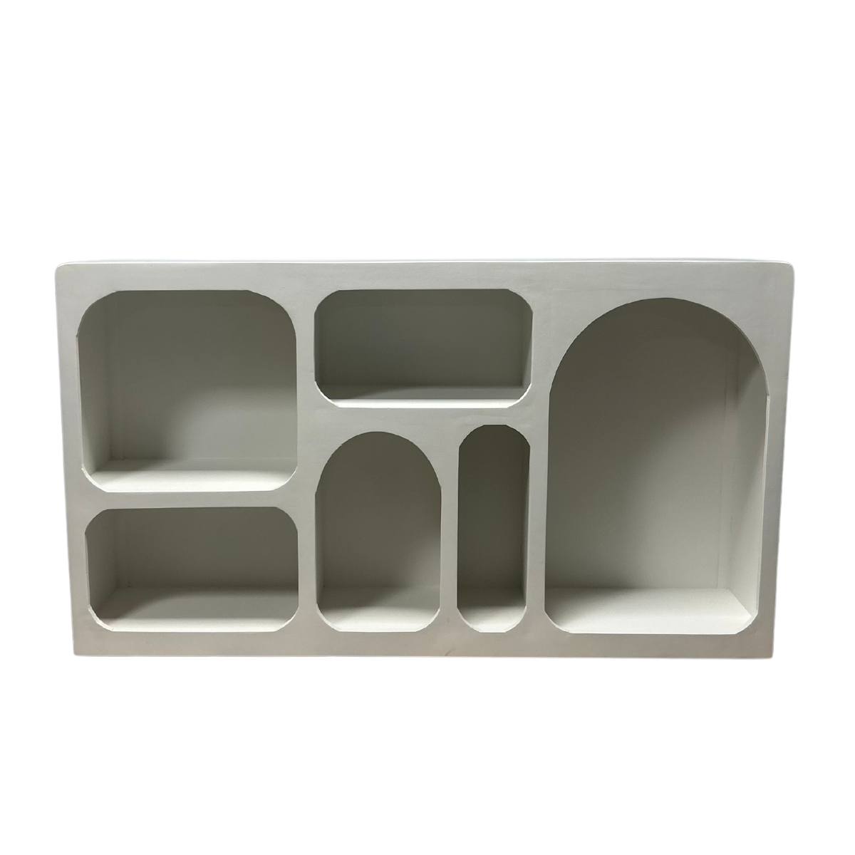 De Dressoir Caya Wit is een witte, rechthoekige kast met open vakken in verschillende vormen - rechthoekig, vierkant en gebogen - tegen een effen witte achtergrond.