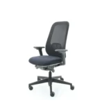 De Workliving Nora Mesh Zwart Regain Bureaustoel heeft een ergonomisch NEN1335 ontwerp met verstelbare armleuningen, een rugleuning van netstof, een gedempte zitting en een onderstel met vijf wielen, afgebeeld tegen een witte achtergrond.